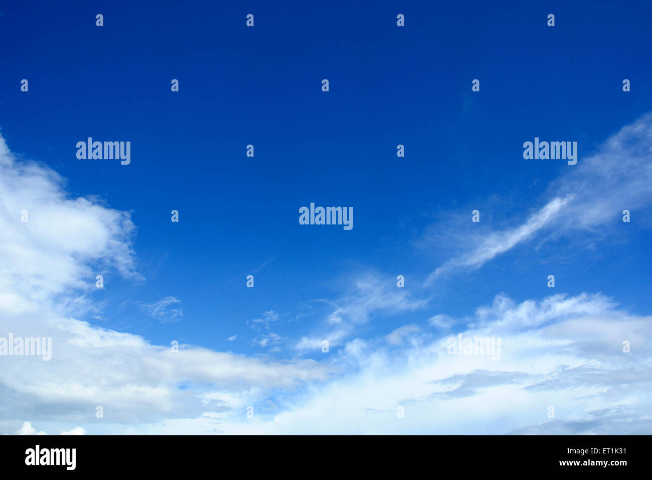 Wolken am blauen Himmel; Pune; Maharashtra; Indien 28 8 2010 Stockfoto