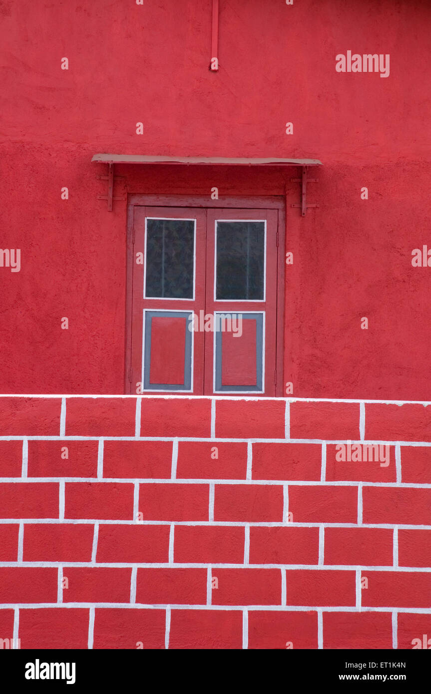 Rote Hauswand Fensterziegel, Divyagar, Maharashtra, Indien, Asien, Asiatisch, Indisch Stockfoto