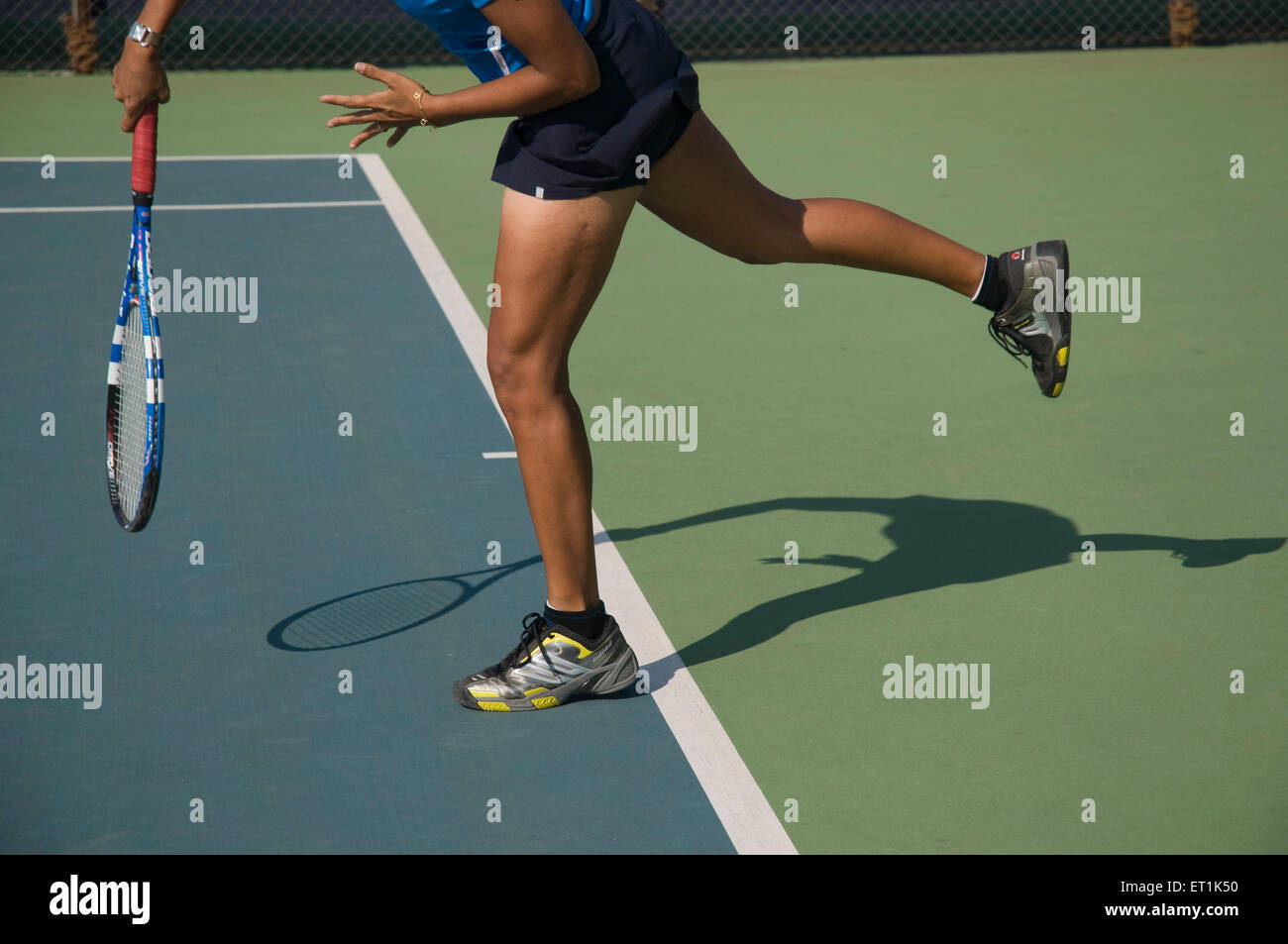 Frau spielt tennis Stockfoto