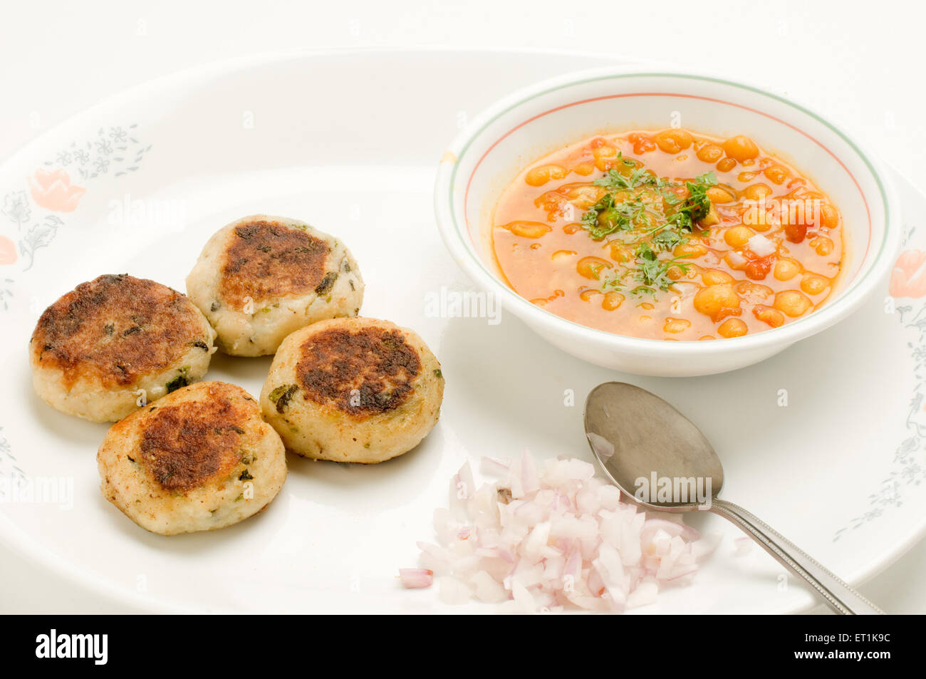 Snack mit Zwiebel Pune Maharashtra Indien Asien Sept 2011 Stockfoto