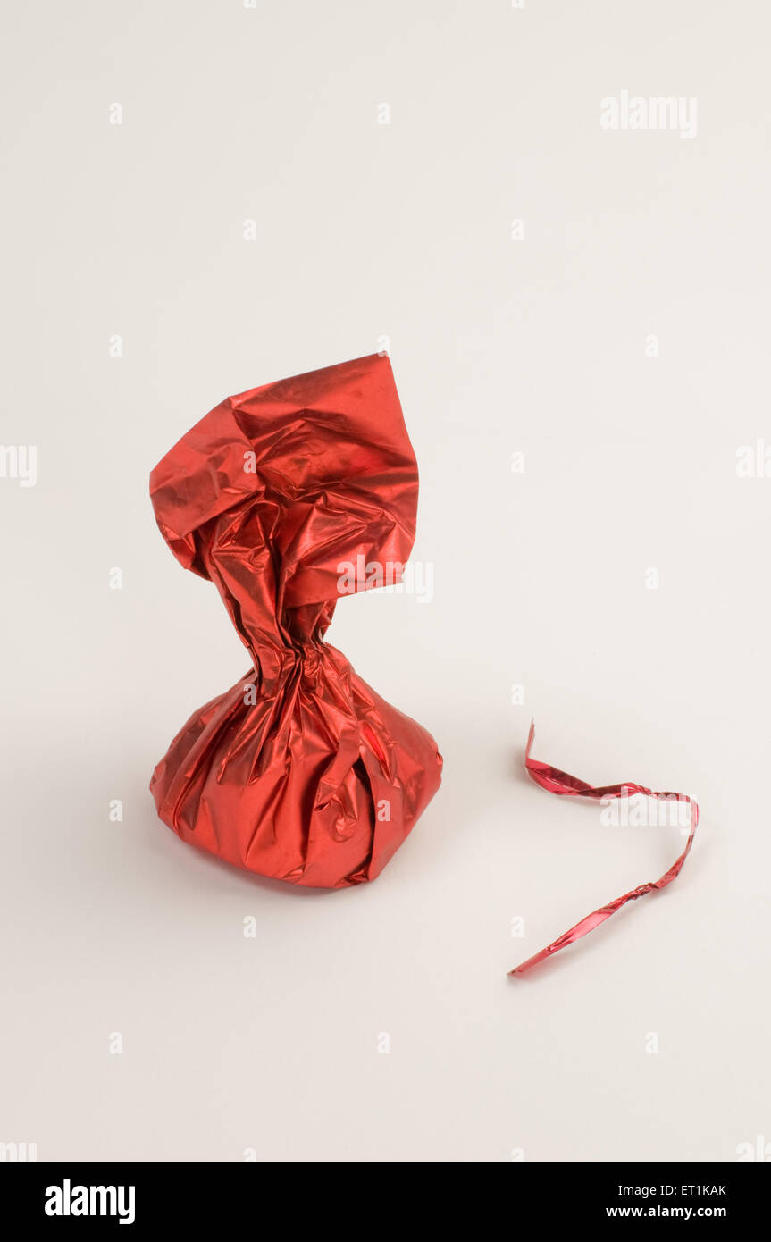 Schokoladenverpackung in rot glänzendem Papier Stockfoto