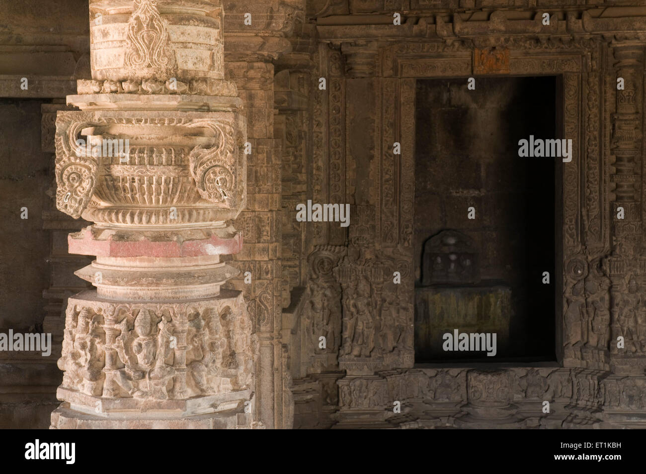 Aufwendigen Schnitzereien an Wänden und Pfeilern Pune Maharashtra Indien Asien Feb 2011 Stockfoto