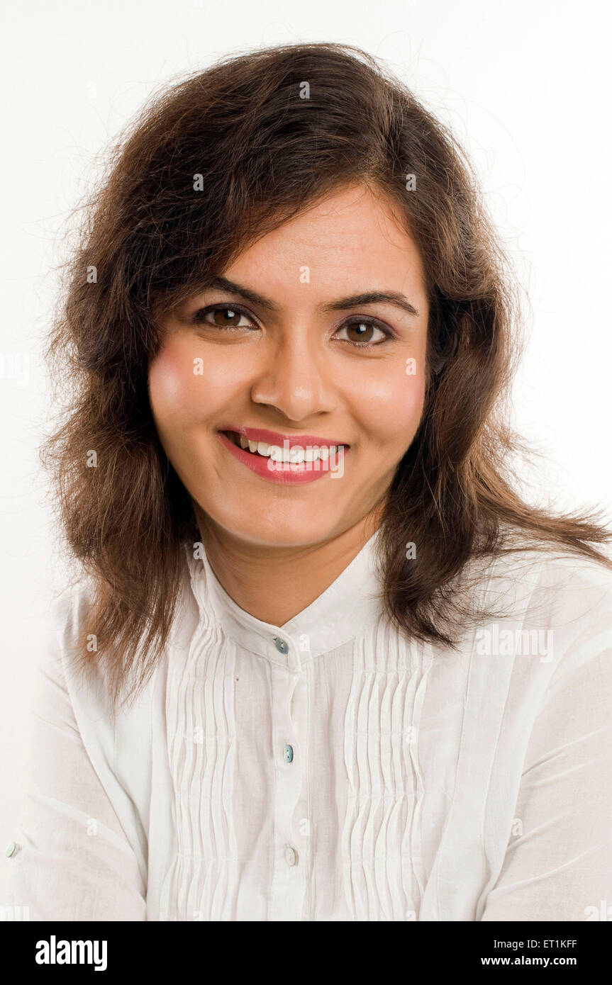 Südindische Mädchen tragen Weißes Oberteil in Pune bei Maharashtra Indien Asien MR #686 M Stockfoto