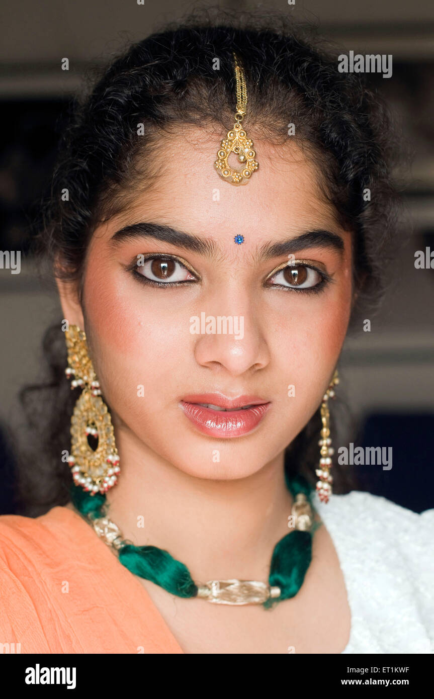 Indisches Gujarati-Mädchenporträt wunderschönes Gold Schmuck grüne Halskette Indien MR. 191 Stockfoto