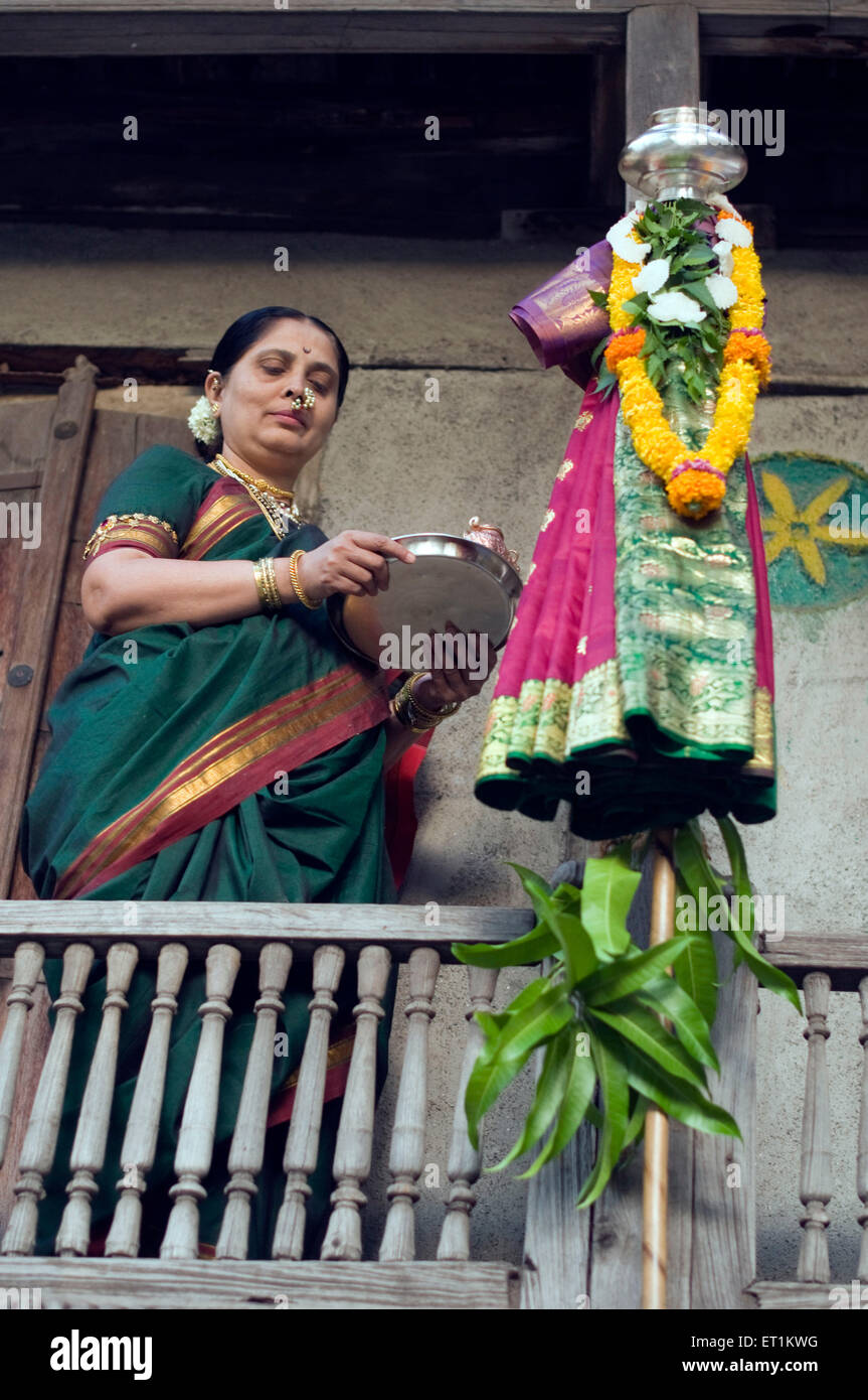 Frau feierte Gudi Padva Festival im Haus Pune Maharashtra Indien Asien Herr # 686 Stockfoto