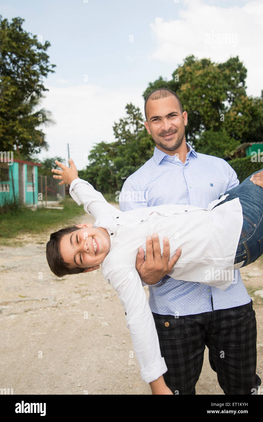 Vater mit seinem Sohn spielen Stockfoto