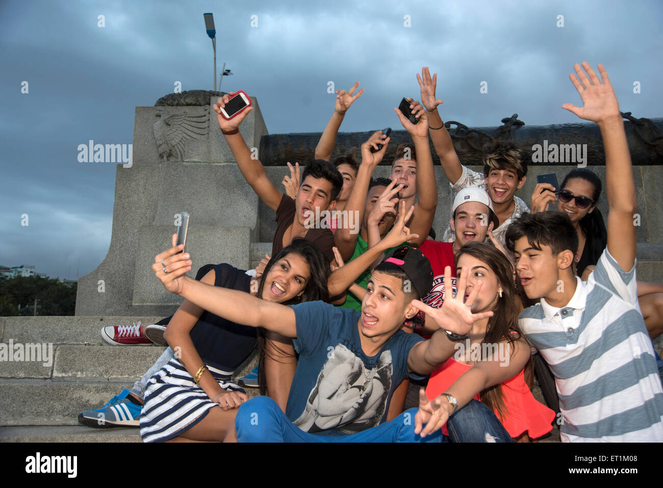 Gruppe von jungen Leuten, die Spaß mit Handys Stockfoto