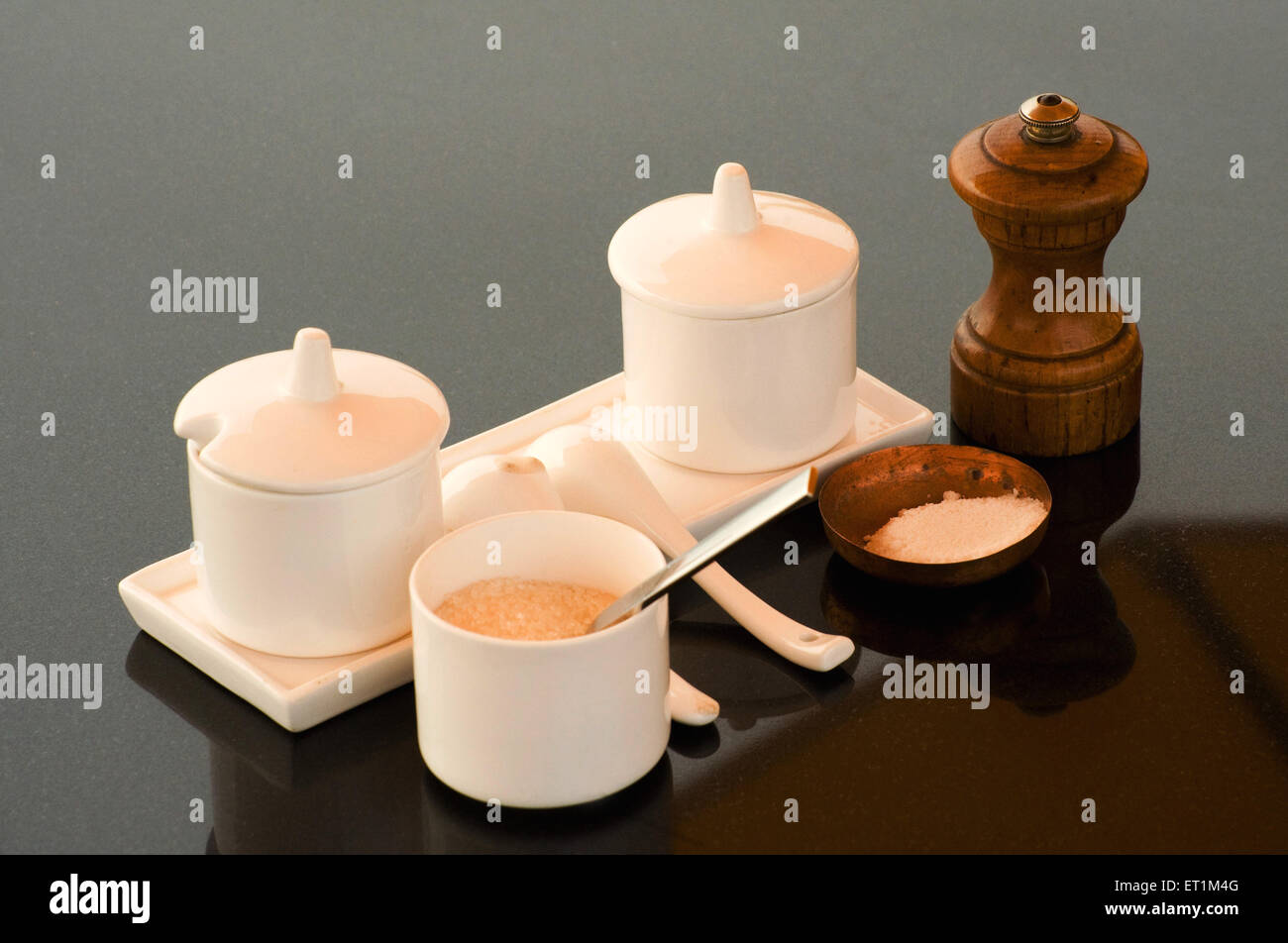 Salz-Pfeffer-Shaker und Zucker auf grauem Hintergrund Stockfoto