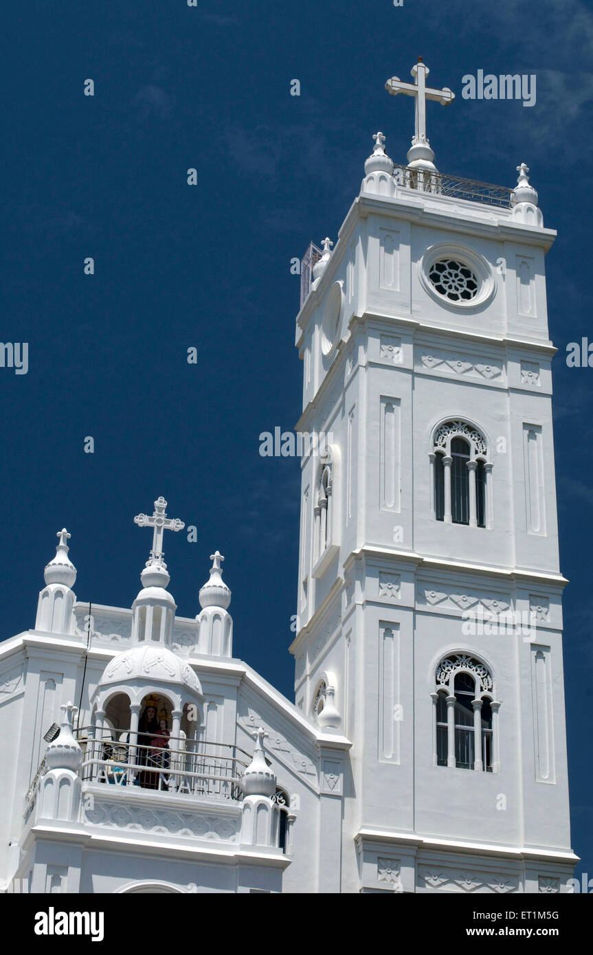 A schön Architektur frische weiße Kirche mit Turm und Kreuz Kochi Kerala Indien Asien Stockfoto