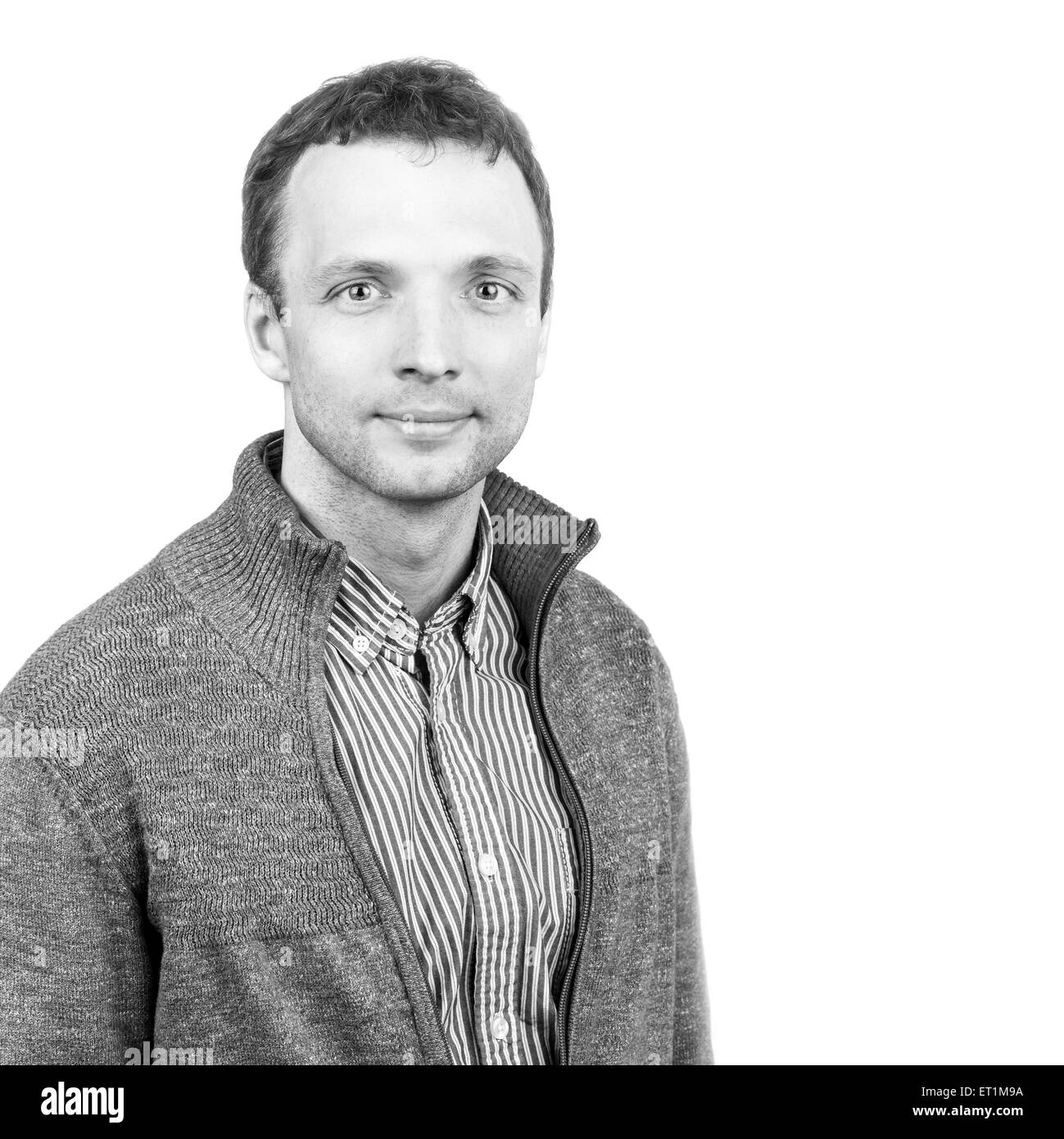 Kaukasischen Jüngling in Freizeitkleidung, monochrome Studioportrait isoliert auf weißem Hintergrund Stockfoto