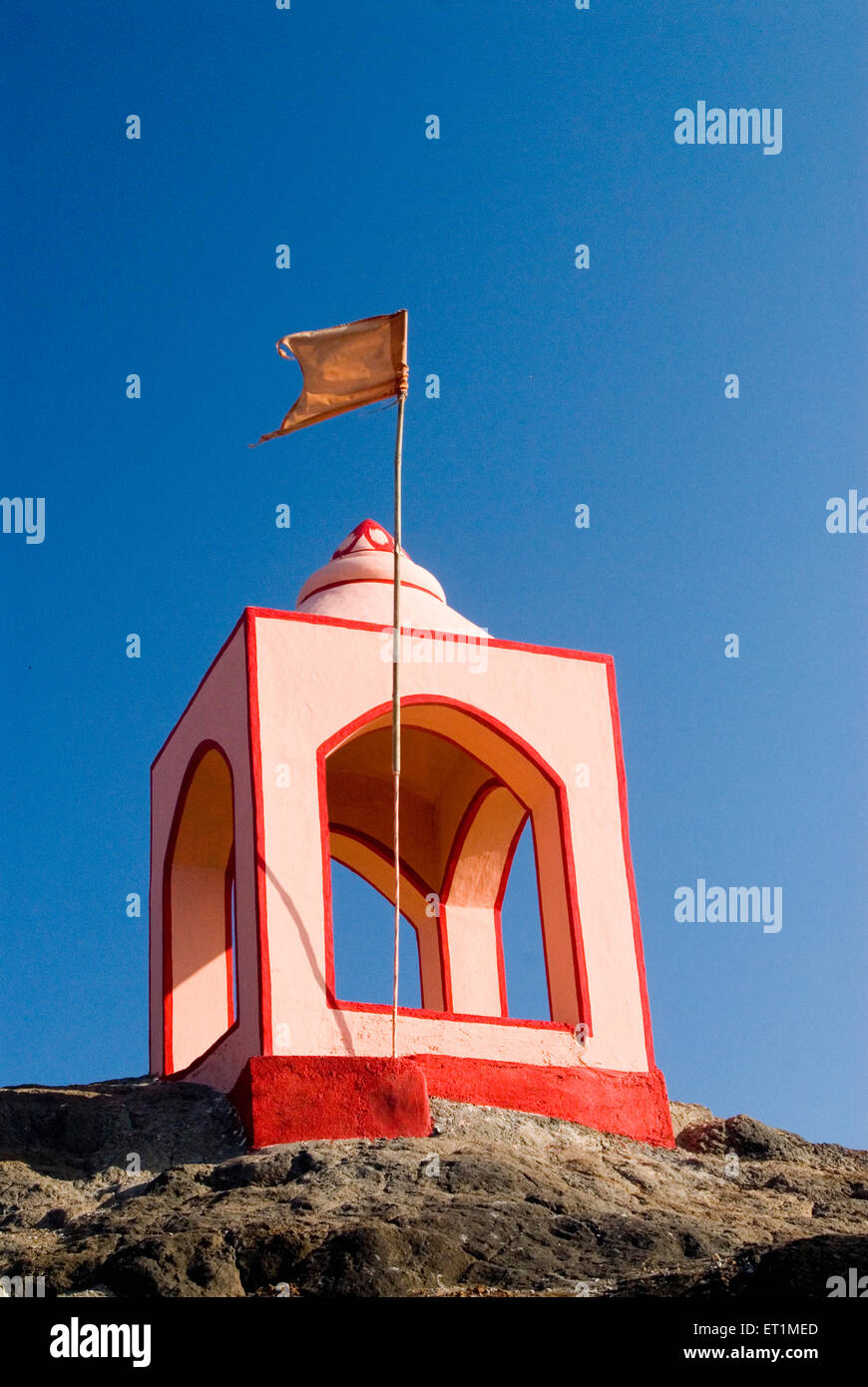 Kleiner hinduistischer Tempel auf der Hügelspitze; Anjarle; Dapoli; Ratnagiri; Maharashtra; Indien Stockfoto