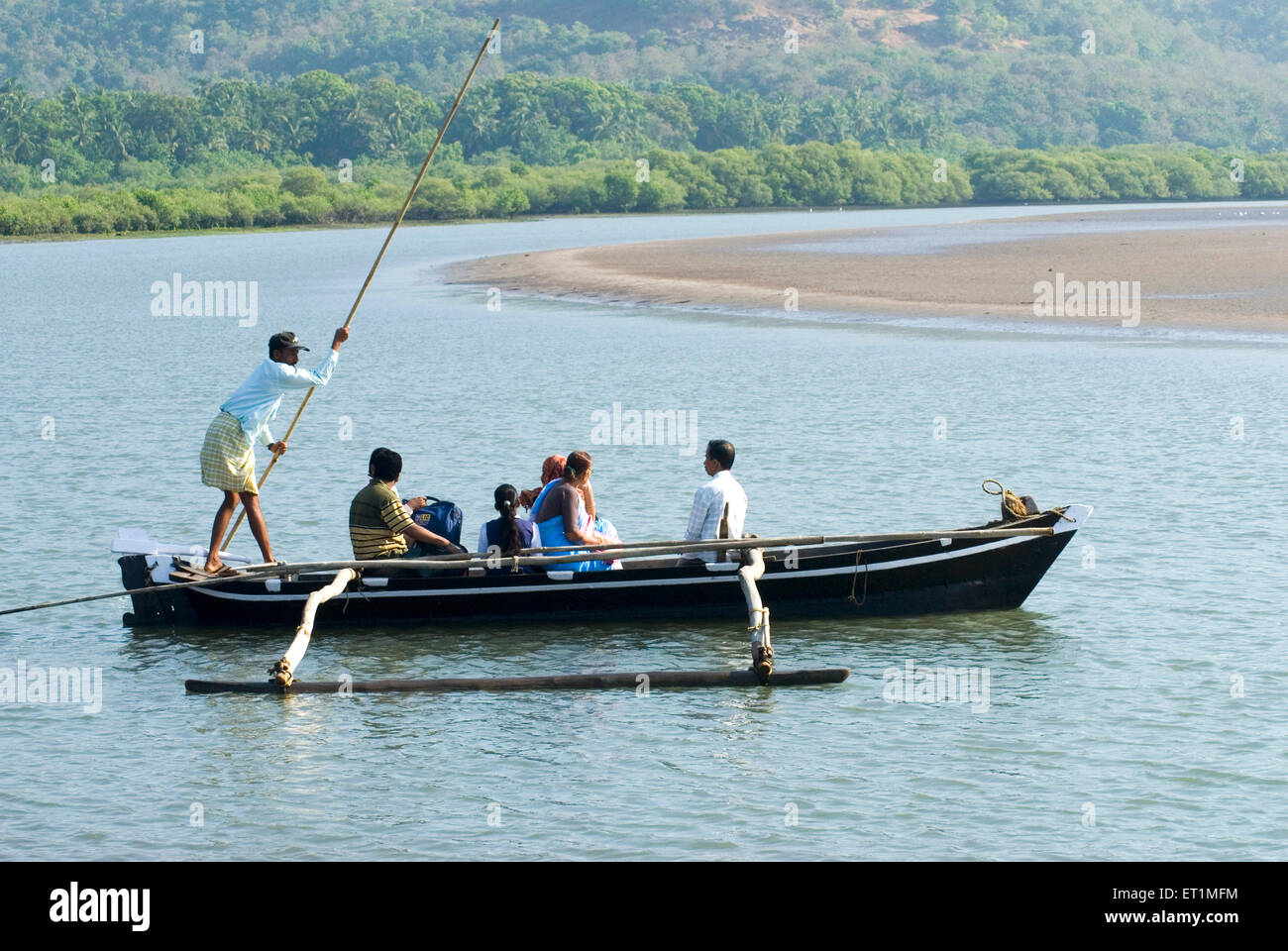 Menschen überqueren Bach Wasser mit Hilfe von Teer Boot am Anjarle; Bezirk Dapoli; Maharashtra; Indien Stockfoto