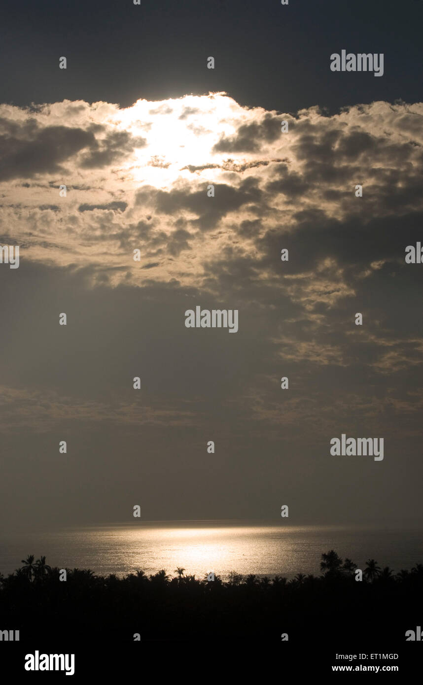 Dramatischer grauer Himmel weiße Wolke glänzende Wolken silbernen Futter Stockfoto