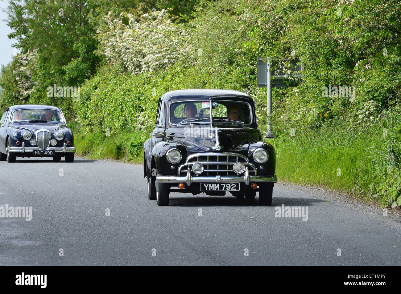 1953 Morris Oxford Vintage schwarz 4-türige Limousine auf Country Road, Burnfoot, County Donegal, Irland. Stockfoto