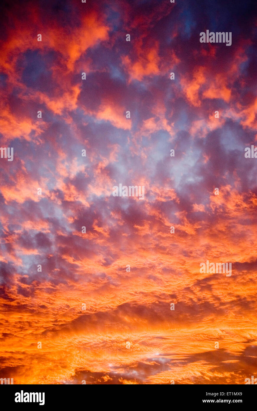 Orange Himmel gelb rot Wolken Sonnenaufgang Morgendämmerung Stockfoto