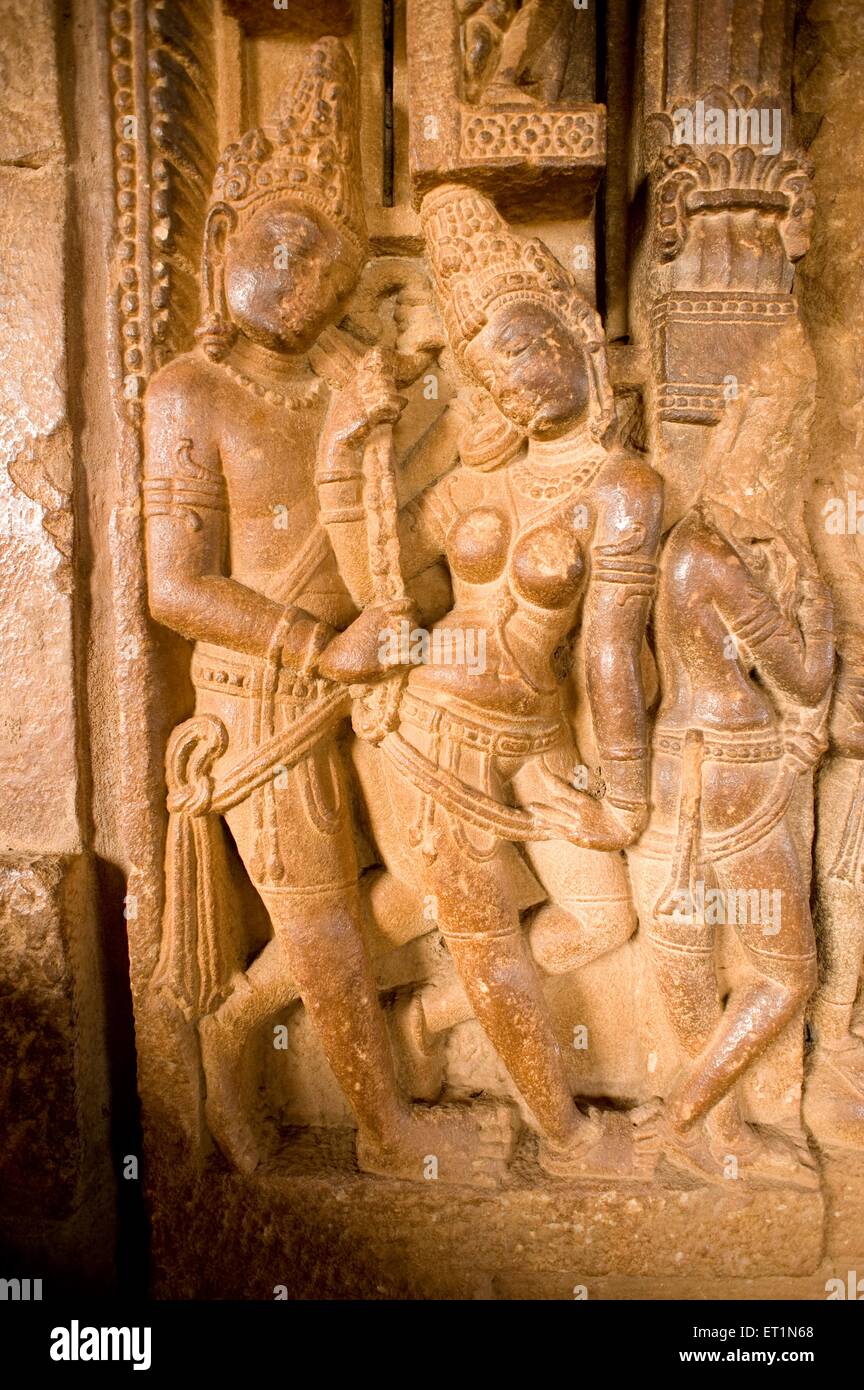 Frauenstatue, Frauenskulptur, geschnitzte Säule, Durga-Tempel, Aihole, Aivalli, Ahivolal, Aryapura, Bagalkot, Karnataka, Indien, Asien Stockfoto