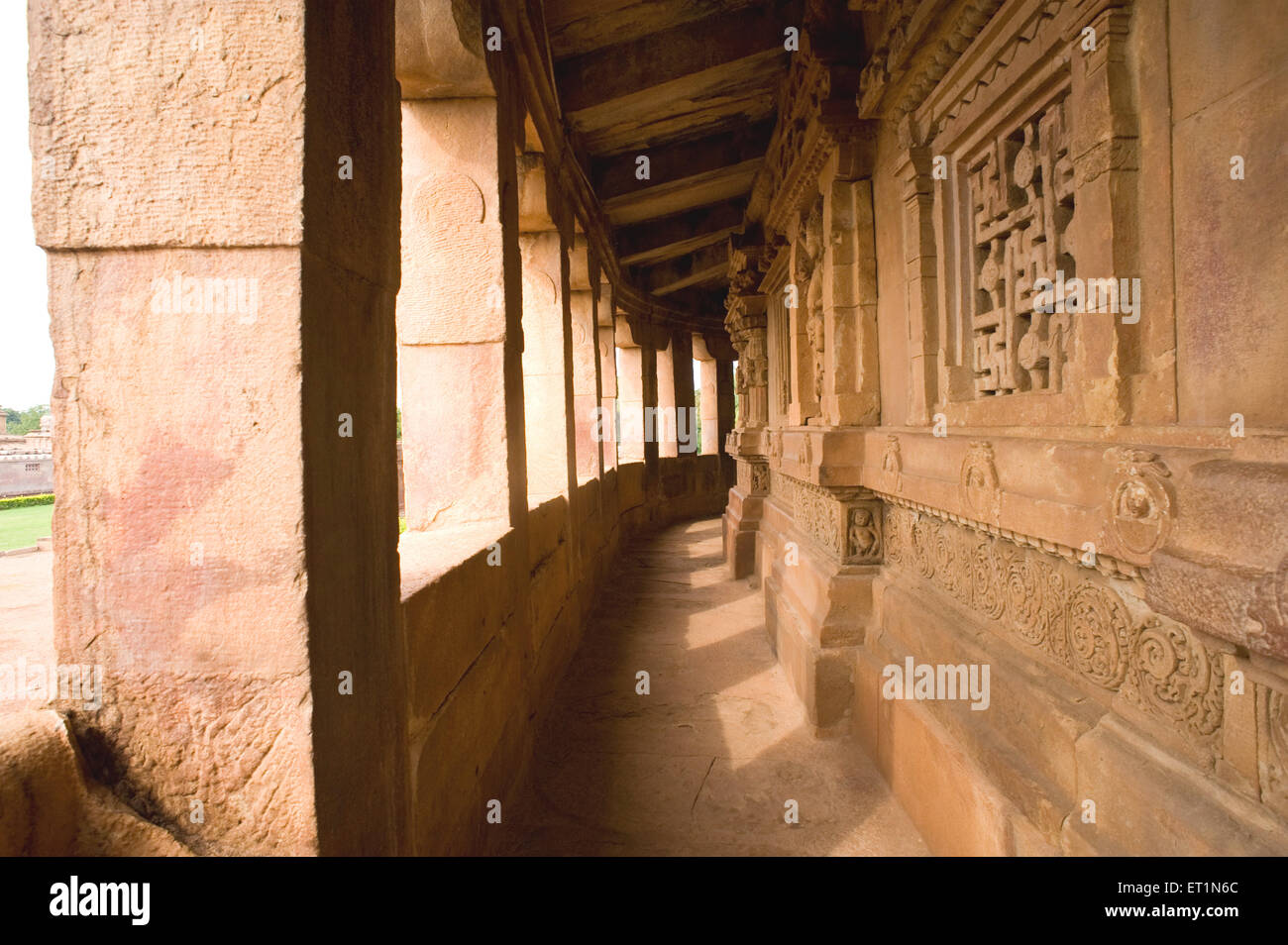 Korridor der Durga-Tempel; Aihole; Bagalkot; Karnataka; Indien Stockfoto