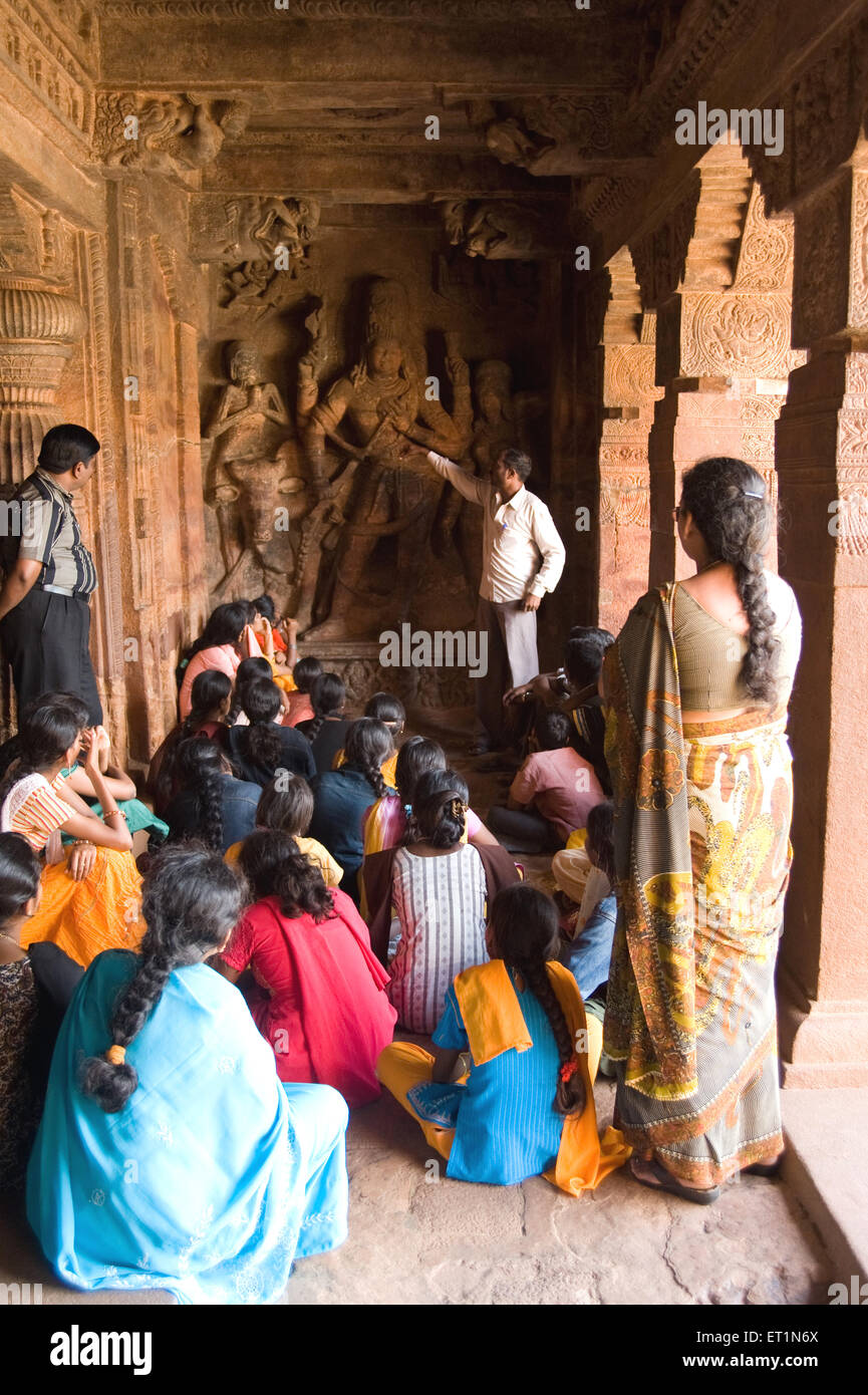 Lehrer geben Informationen an Schüler in Höhle; Badami; Bagalkot; Karnataka; Indien Stockfoto