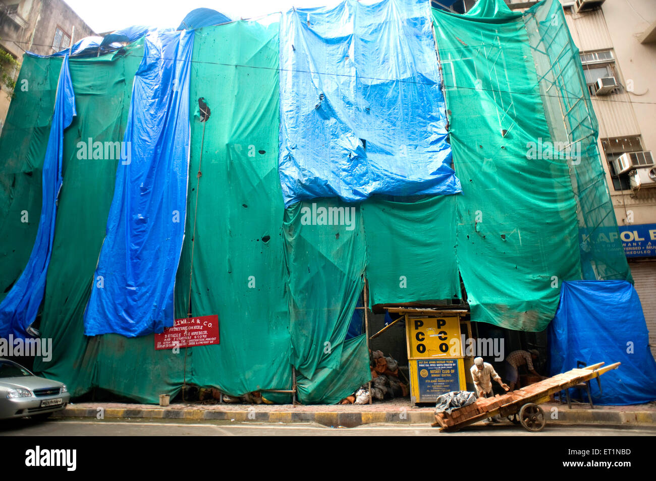 Planenabdeckung aus Kunststoff-Leinwandfolie wasserdichter Vorhang auf der Baustelle in Bombay Mumbai Maharashtra Indien Stockfoto