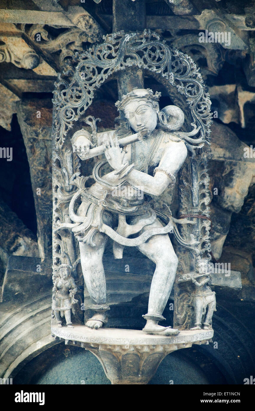 Männlich, spielt Querflöte Statue auf Chennakesava Bügel; Belur; Hassan; Karnataka; Indien Stockfoto