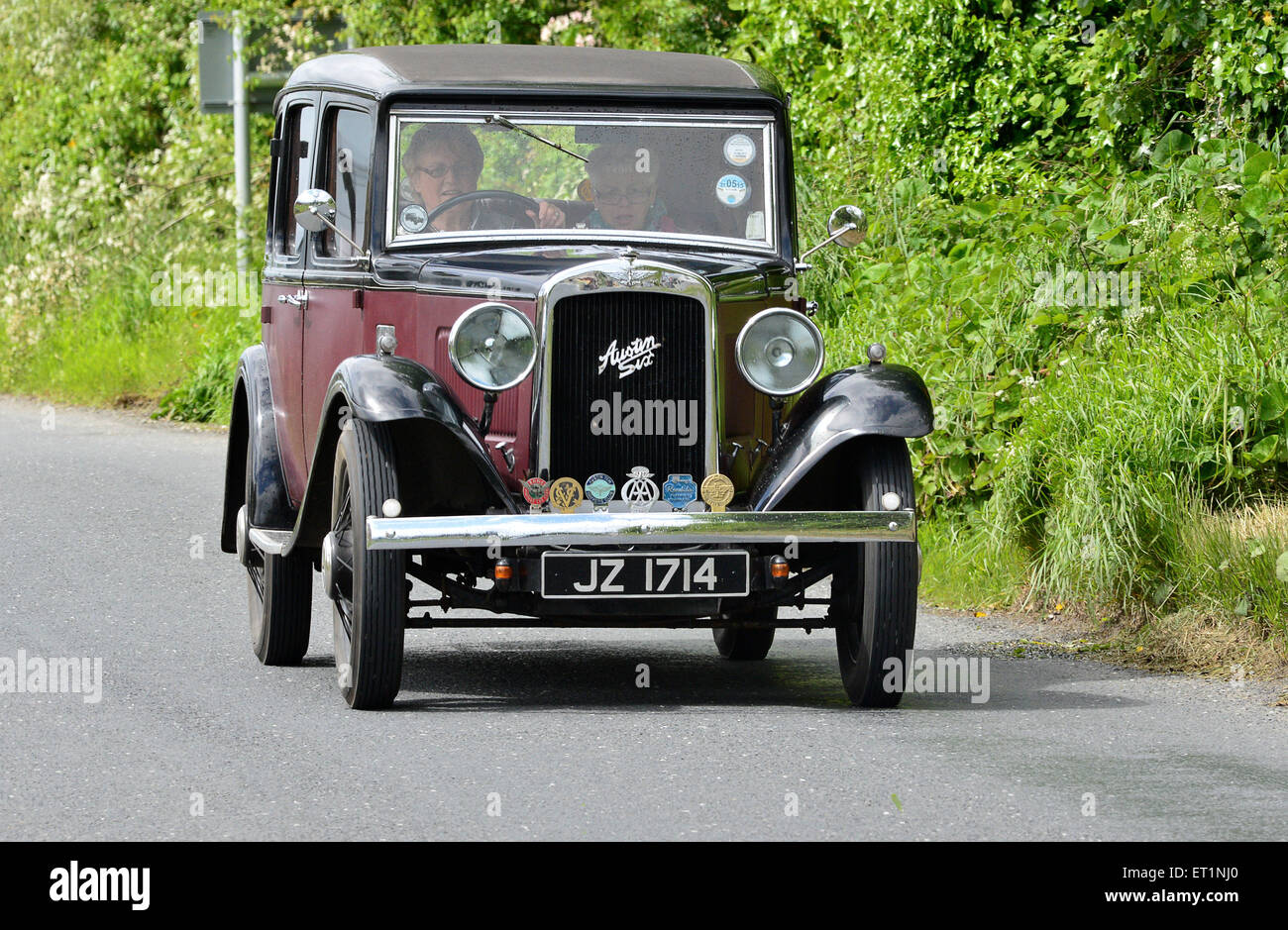 1930er Jahren rot Austin sechs klassische Limousine auf Country Road, Burnfoot, County Donegal, Irland Stockfoto