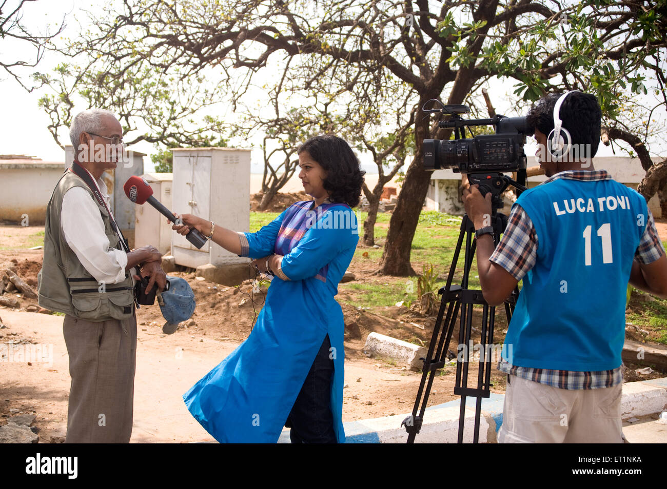 Interview des Fotografen durch einen Reporter auf dem lokalen Fernsehkanal, Indien Stockfoto