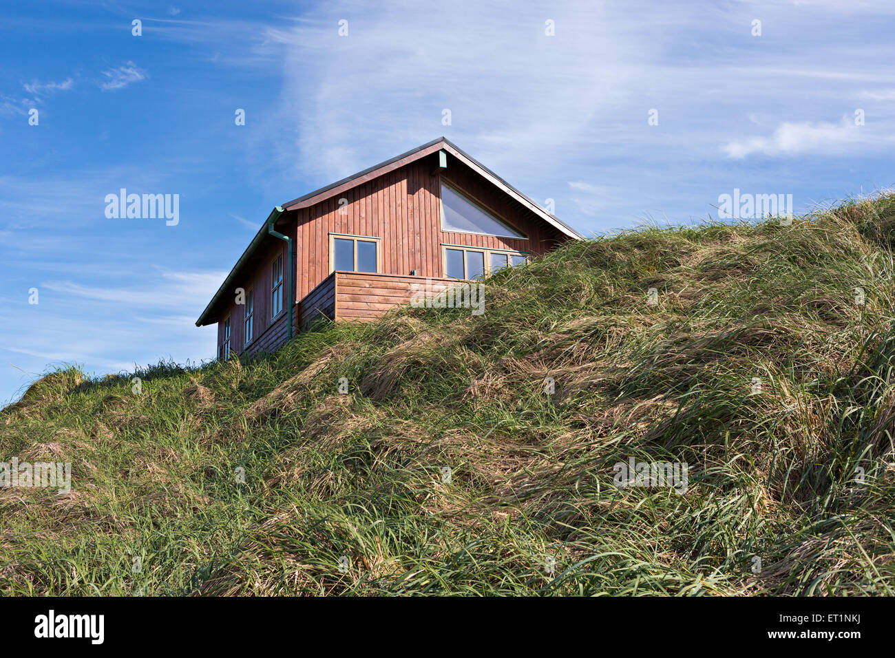 Traditionelle dänische Haus in der Düne mit blauem Himmel und grünen Rasen Stockfoto