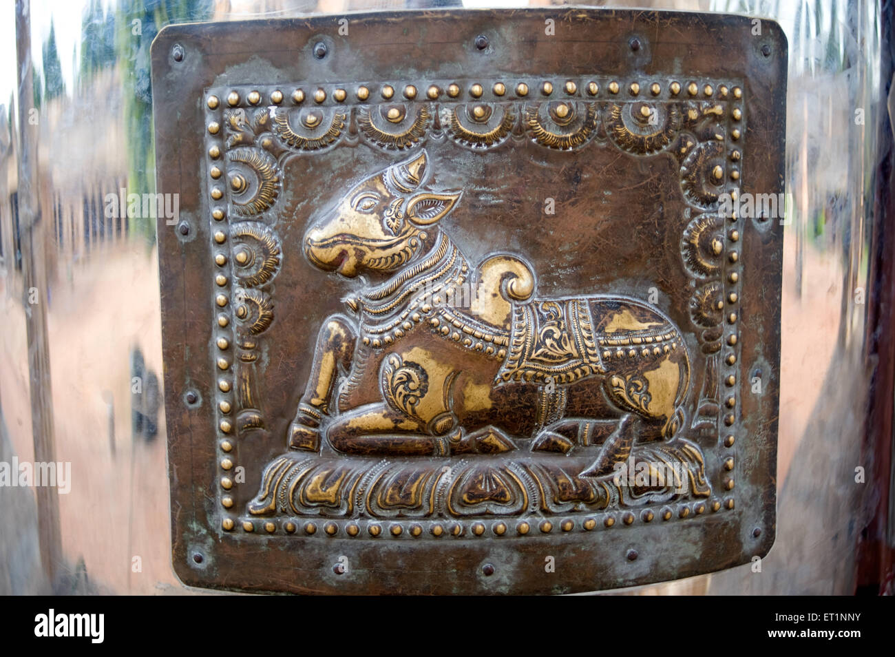 Nandi-Relief auf Metallplatte am Brihadeshwara Tempel; Thanjavur; Tamil Nadu; Indien Stockfoto