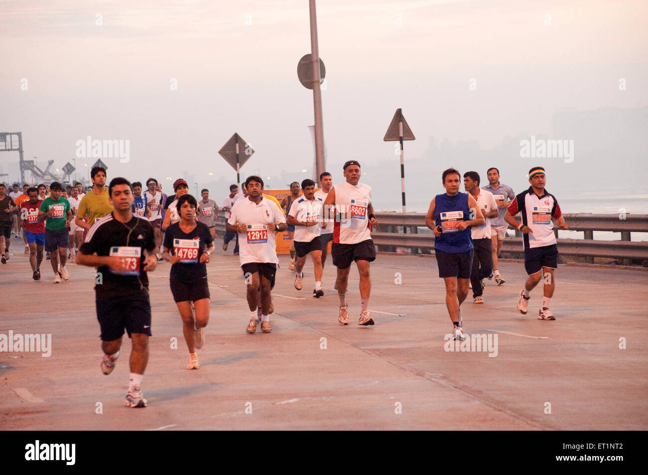 Marathonläufer auf Meer Link; Bombay Mumbai;  Maharashtra; Indien NOMR Stockfoto
