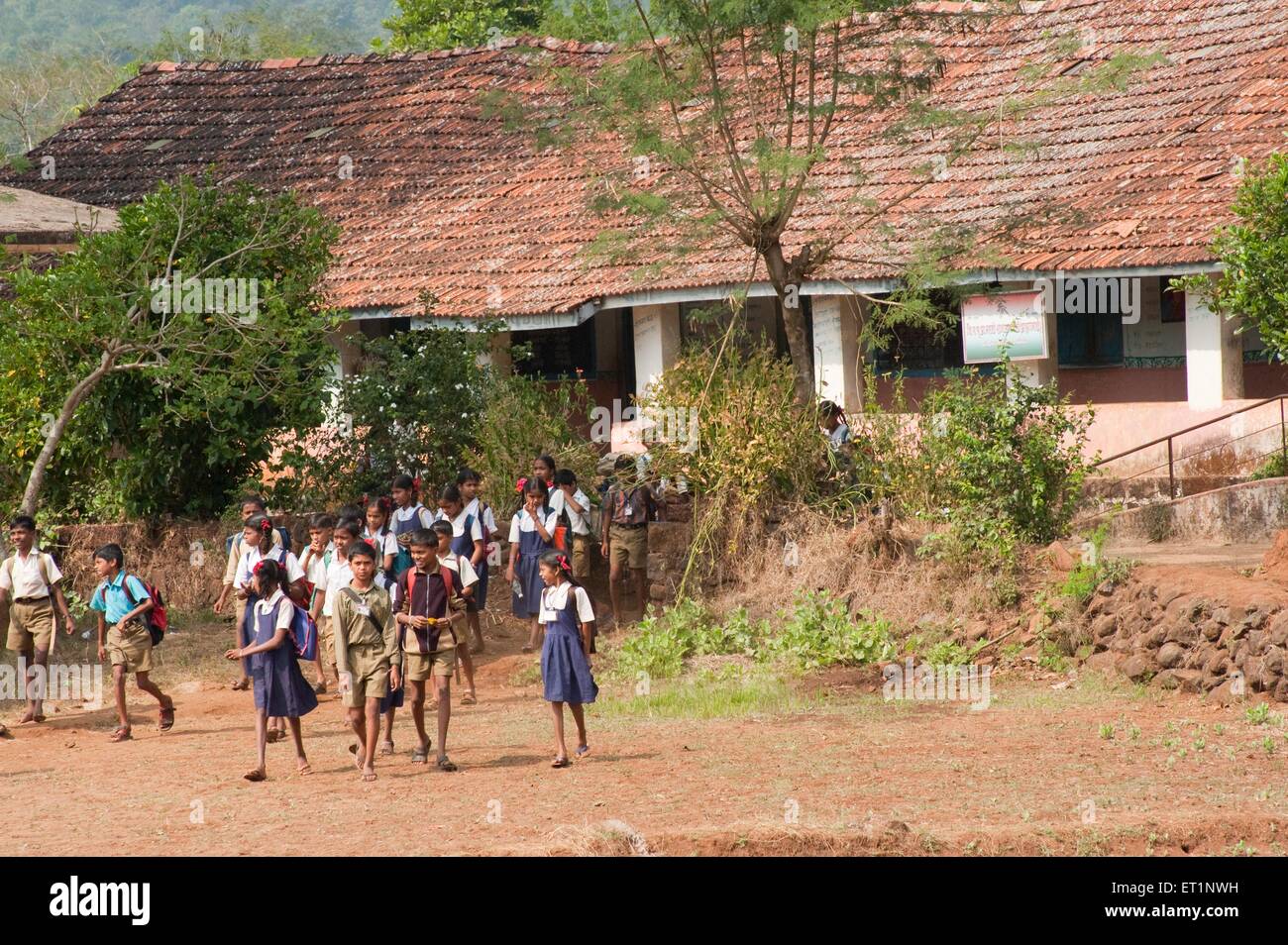 Schüler Kinder Jungen Mädchen der Dorfschule in Maharashtra Indien Asien Stockfoto