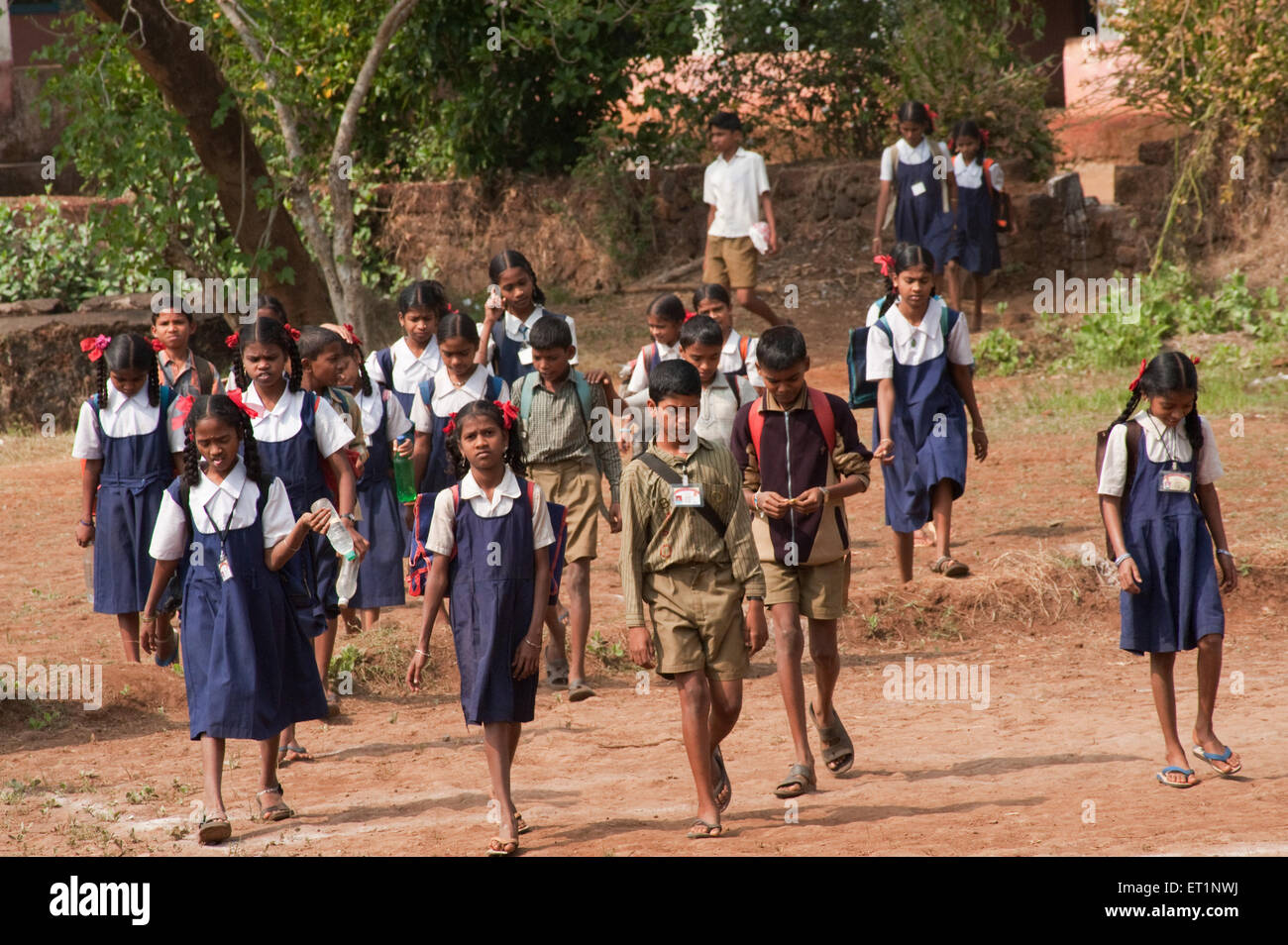 Schüler Kinder Jungen Mädchen der Dorfschule in Maharashtra Indien Asien Stockfoto