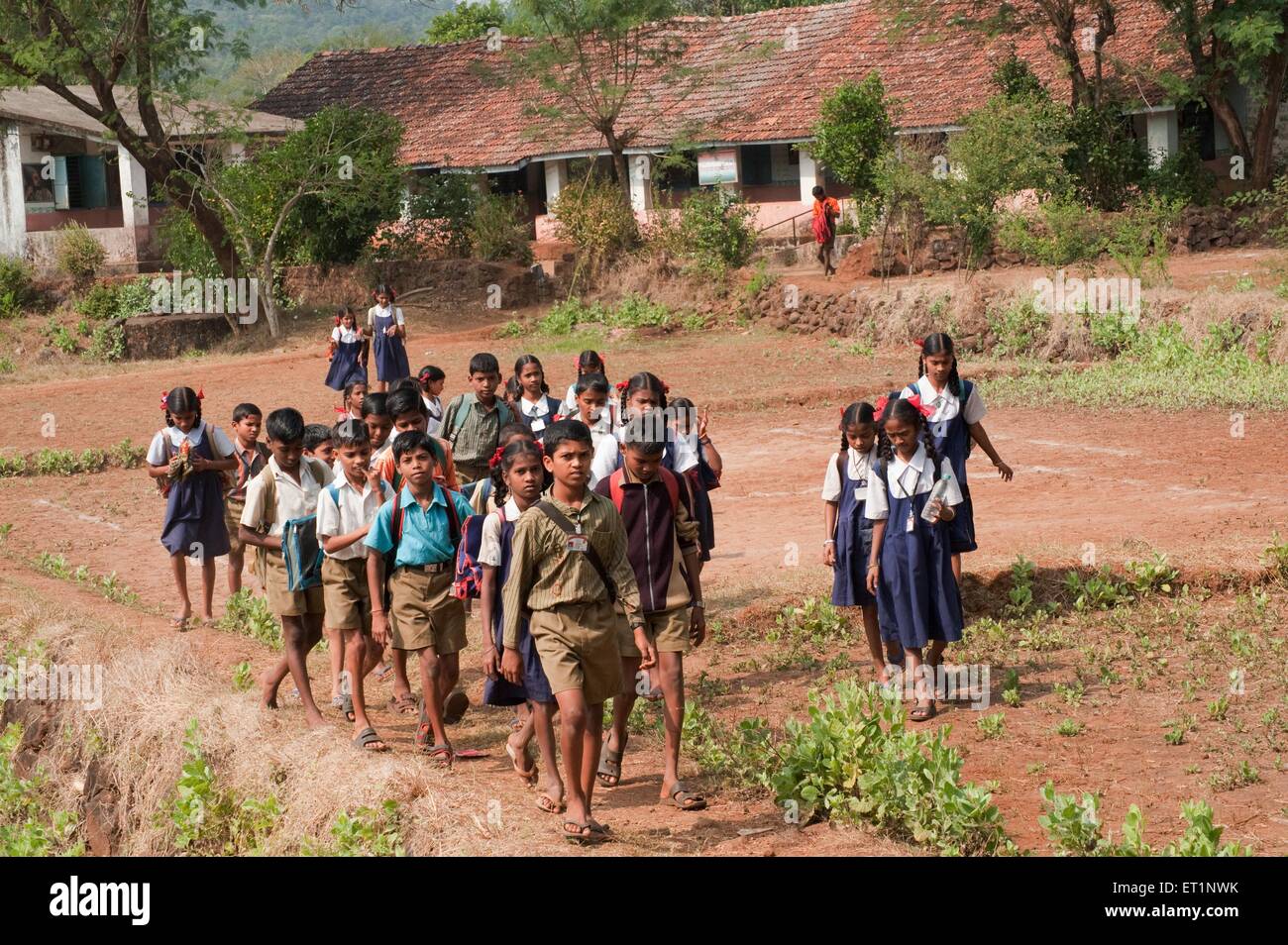 Schüler Kinder Jungen Mädchen der Dorfschule in Maharashtra Indien Asien Stockfoto