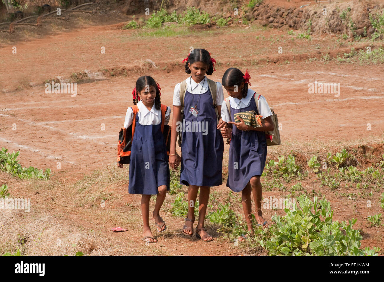 Schüler Kinder Mädchen der Dorfschule in Maharashtra Indien Asien Stockfoto
