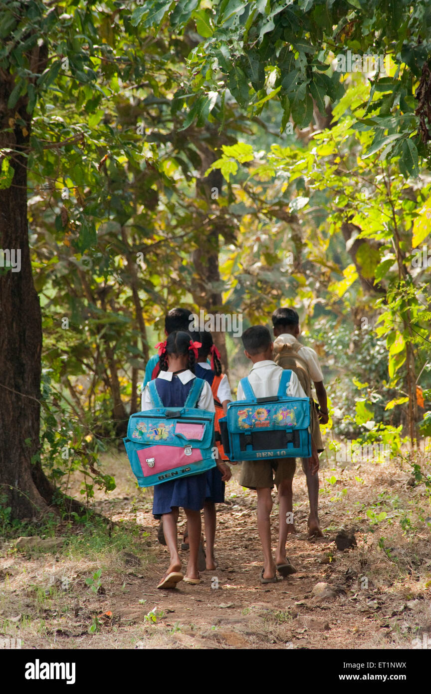 Studenten Kinder Jungen Mädchen gehen zur Dorfschule mit schweren Schultasche in Maharashtra Indien Asien Stockfoto