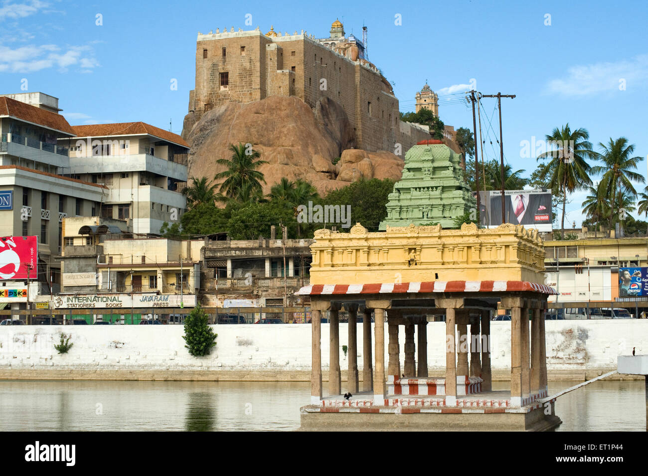 Rock Fort und Vinayaka Tempel und Teppakulam mit Heiligen Tank in Tiruchirappalli; Tamil Nadu; Indien Stockfoto