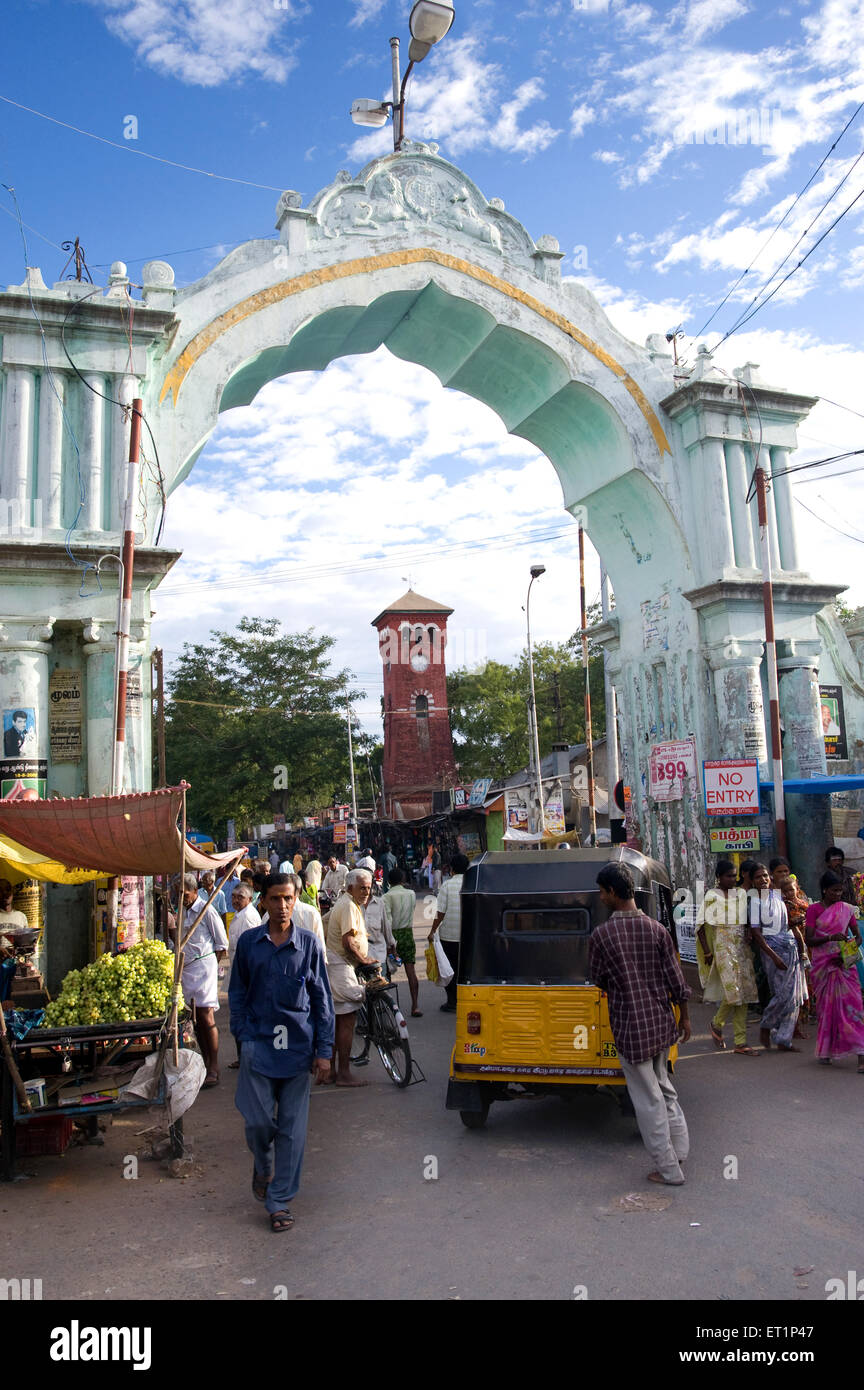 Dekorative Bogen Tor und Wachturm am Fels Tempel Tiruchirapalli; Tamil Nadu; Indien Stockfoto