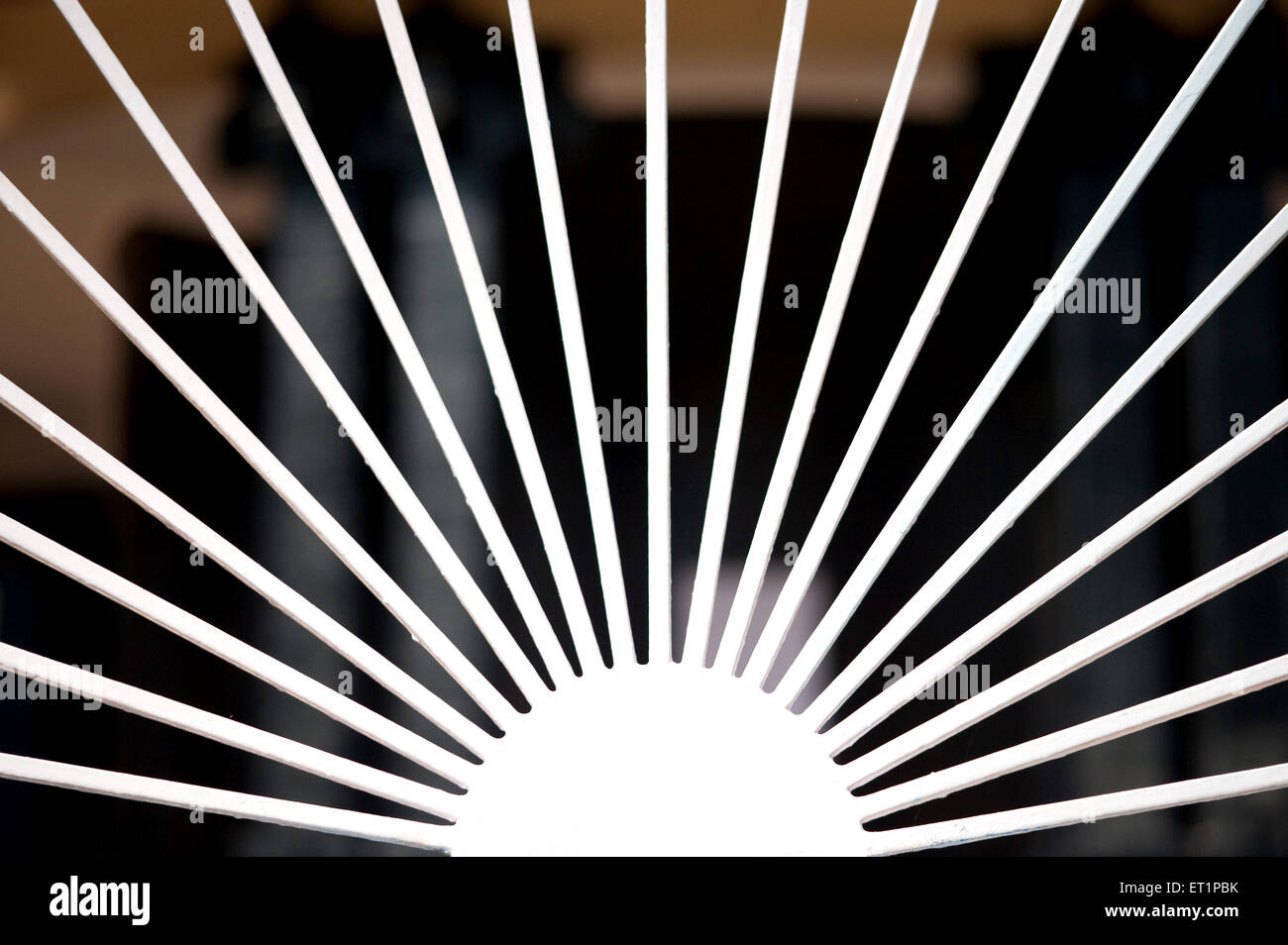 Sonnenstrahlen-Symbol in Metall Stockfoto