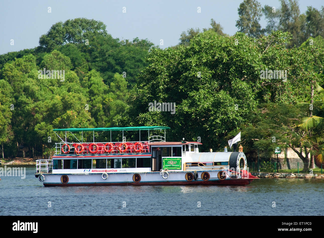 Touristenboot in Kollam Ashtamudi See; Kerala; Indien Stockfoto