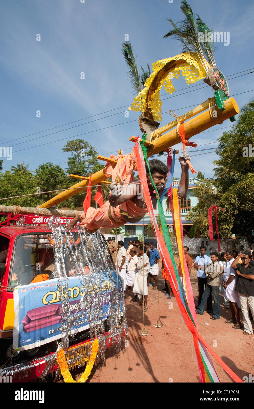 Durchbohrte Mann Holzstab hängen; Thaipusam Festival; Kerala; Indien NOMR Stockfoto