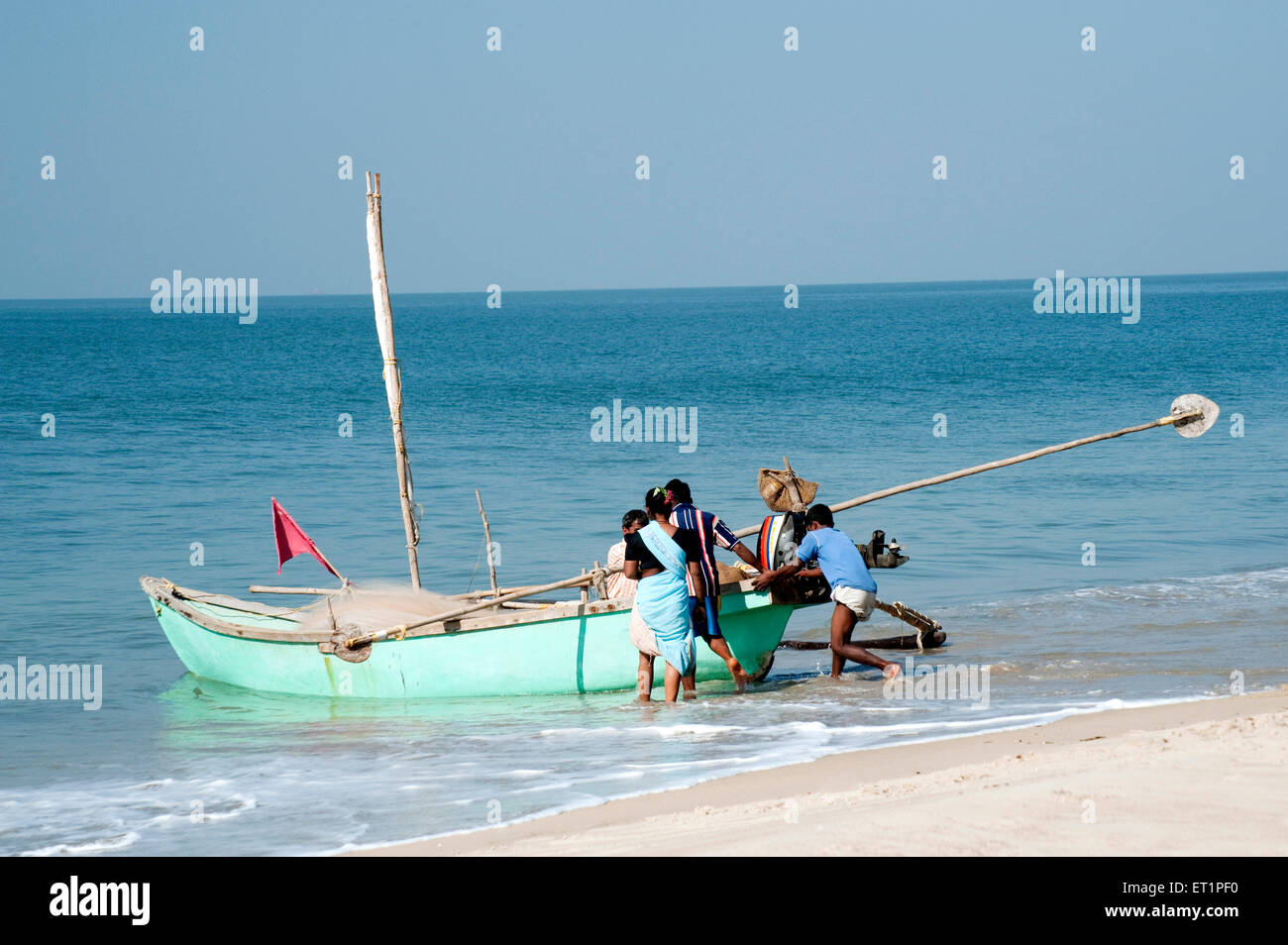 Fischer und Frau am Khavne Strand Sindhudurg; Maharashtra; Indien Stockfoto