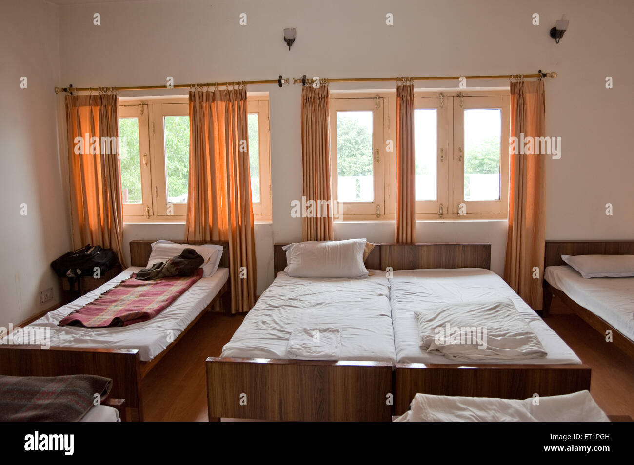 Reihe von Betten im Schlafsaal im Sitlakhet Hotel in Uttarakhand, Indien Asien Stockfoto