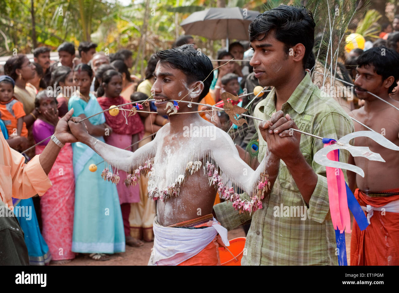 Mann, piercing Spike durch Wangen Entladung Gelübde Thaipusam Festival; Kerala; Indien NOMR Stockfoto