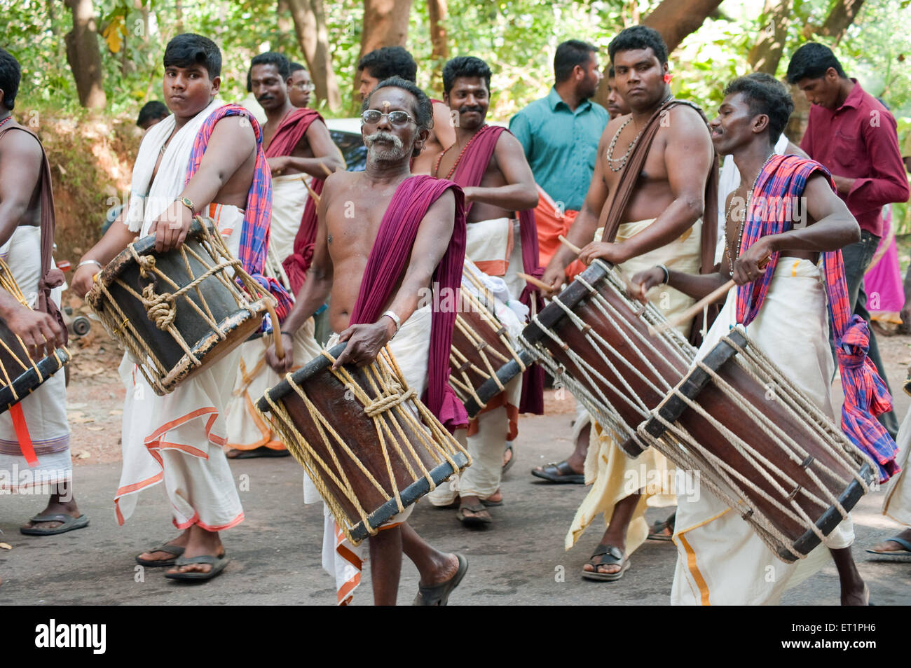 Musiker Jendai Schlagzeug zu spielen; Kerala; Indien NOMR Stockfoto