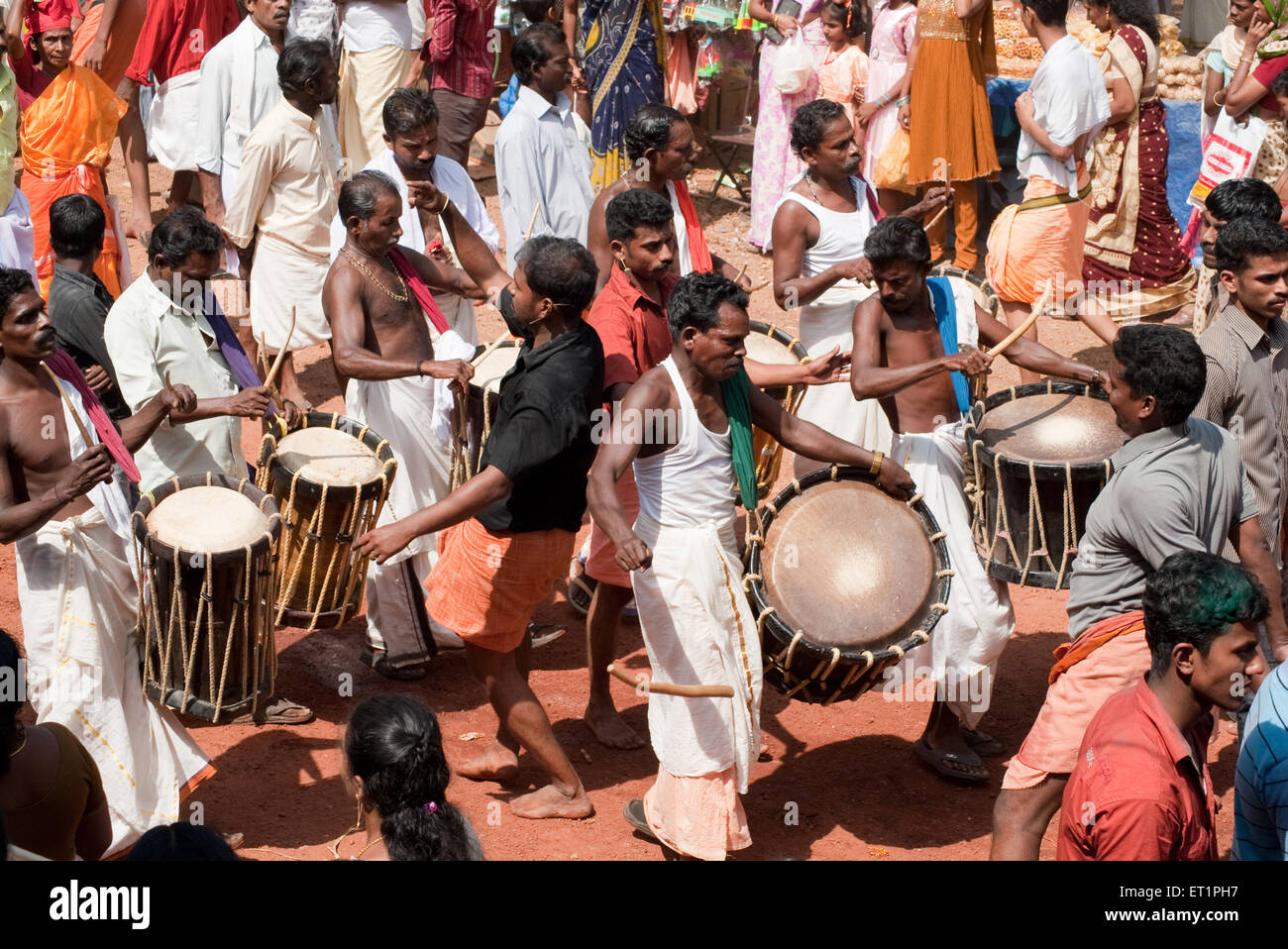 Musiker Jendai Schlagzeug zu spielen; Kerala; Indien NOMR Stockfoto