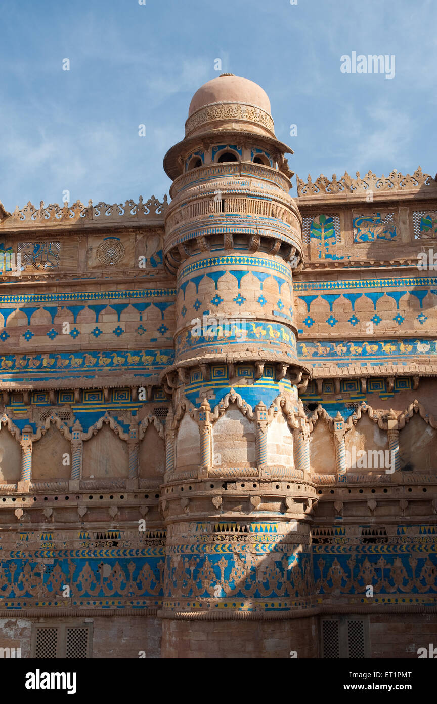 Abgerundete Bastion garniert mit Kuppeln von Gwalior Fort; Madhya Pradesh; Indien Stockfoto