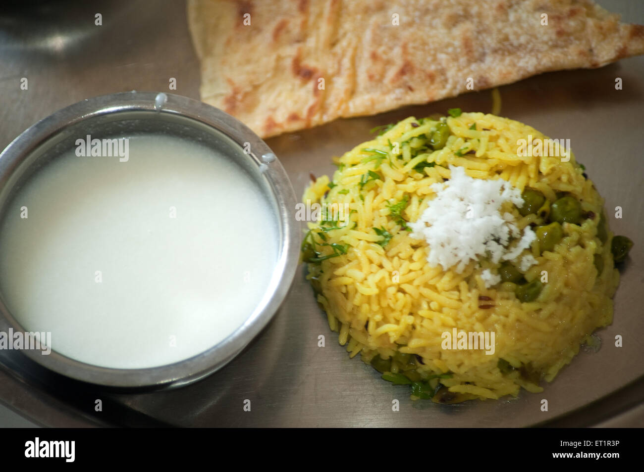 Vegetarisches Thali mit Pulao und Buttermilch Stockfoto