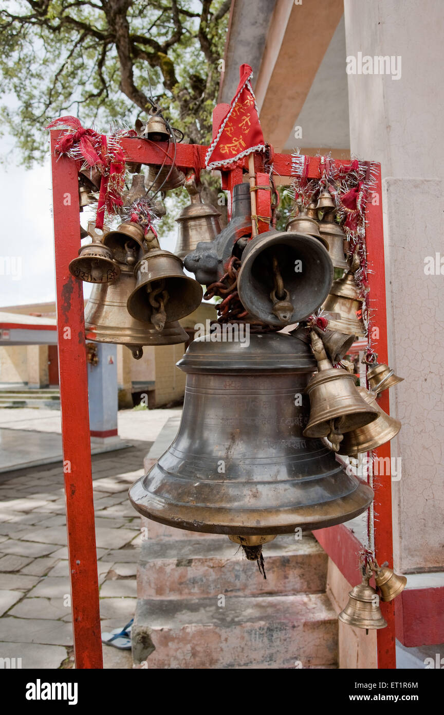 Glocken am Tor des Shyahi Devi Tempel in Uttarakhand, Indien Asien Stockfoto