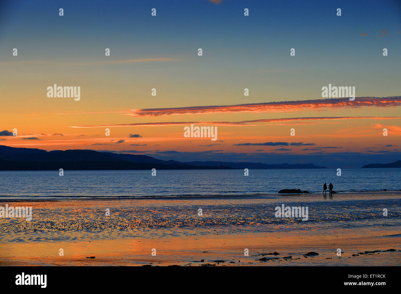 Lough Swilly, Grafschaft Donegal. 10. Juni 2015. Irland Wetter: Sonnenuntergang.  Ein paar Spaziergang Fahan Strand, County Donegal, den Sonnenuntergang über Lough Swilly. Bildnachweis: George Sweeney/Alamy Live-Nachrichten Stockfoto