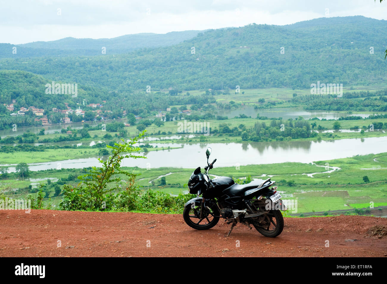 Motorrad; Vashishti-Fluss; Chiplun; Ratnagiri; Maharashtra; Indien; Asien Stockfoto