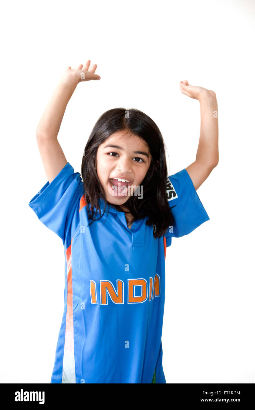 Mädchen tragen indische Cricket-Teams-t-Shirt und Freude drauf Bombay; Mumbai; Maharashtra; Indien Herr #556 Stockfoto